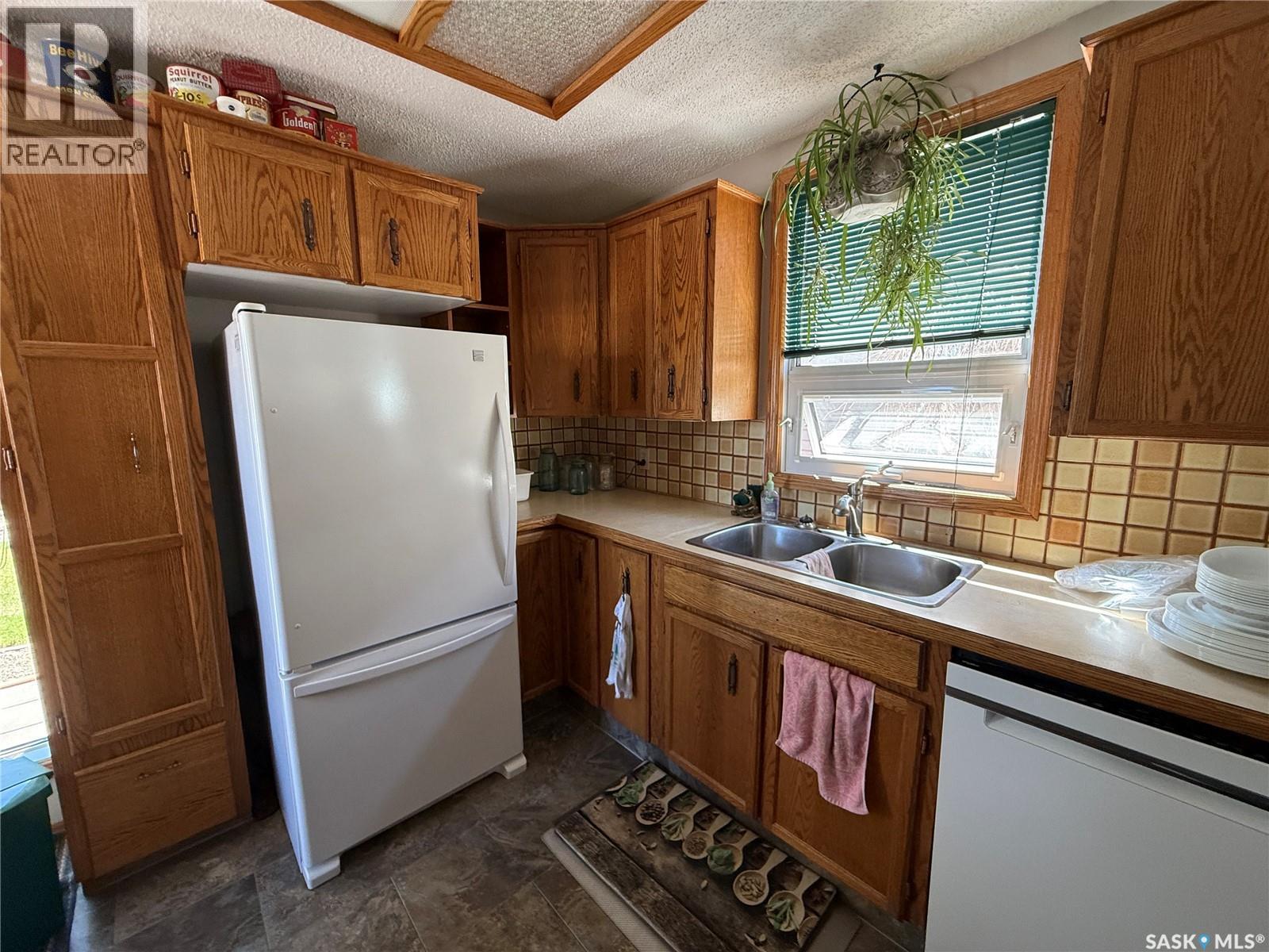 72 11Th Street, Weyburn, SK - Indoor Photo Showing Kitchen With Double Sink