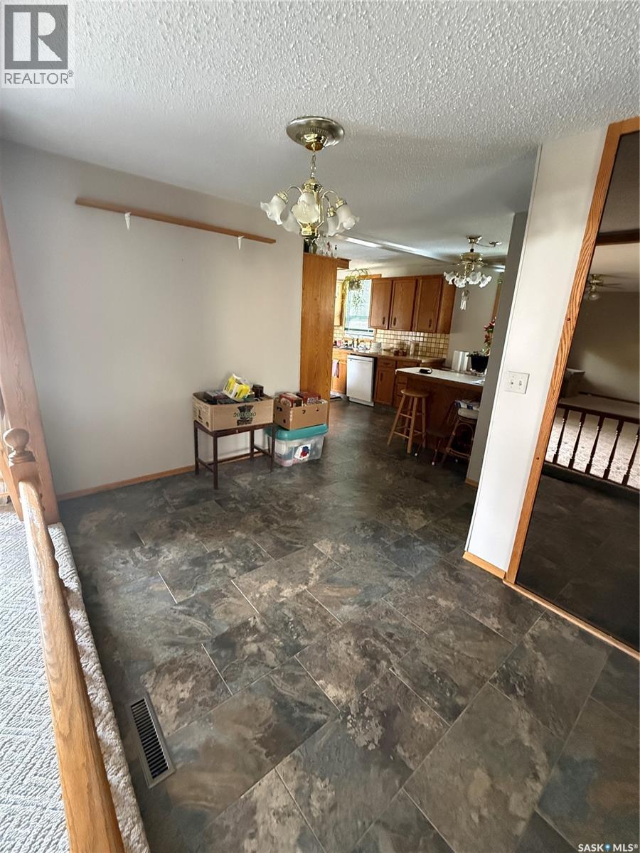 72 11Th Street, Weyburn, SK - Indoor Photo Showing Other Room