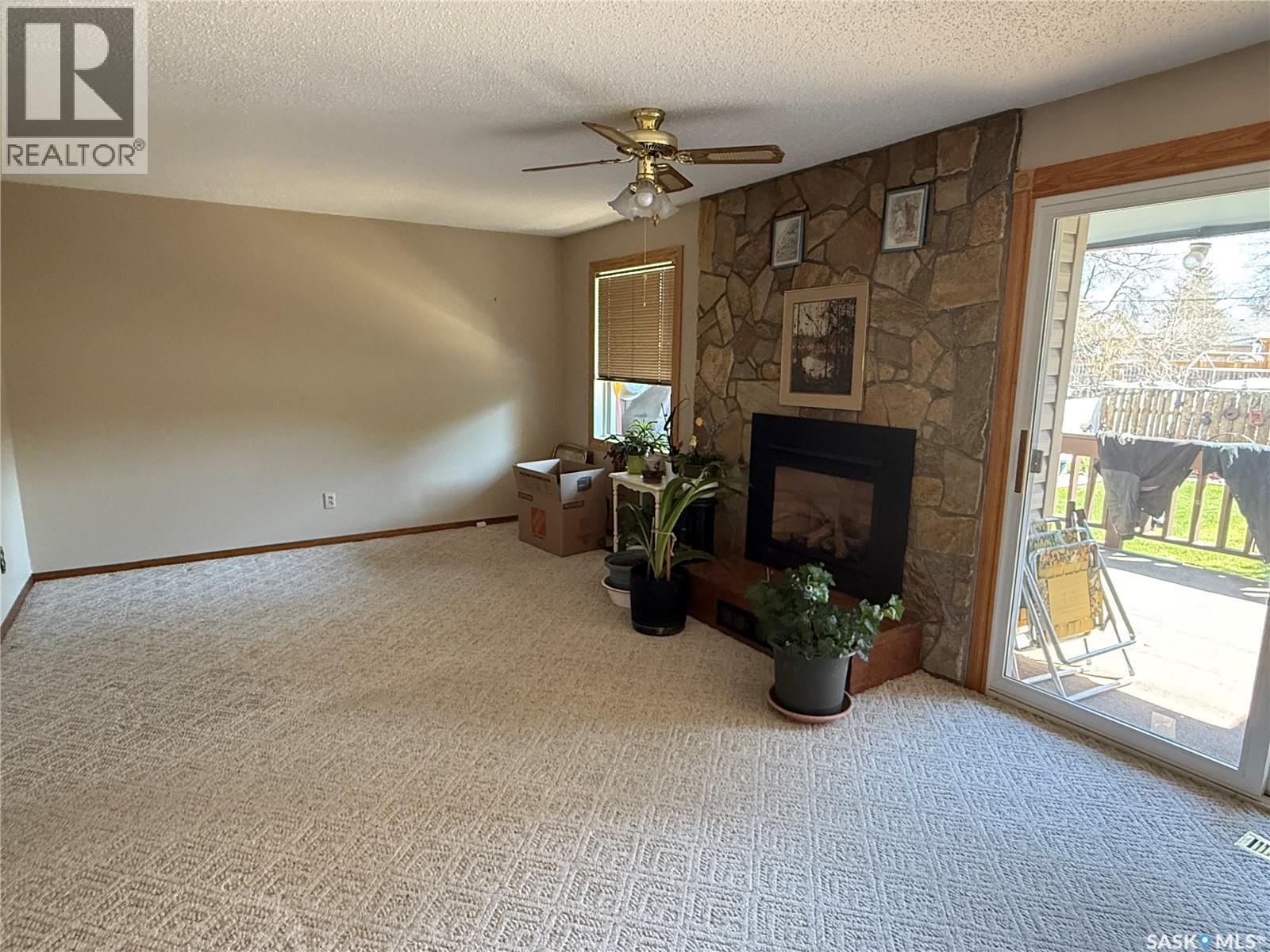 72 11Th Street, Weyburn, SK - Indoor With Fireplace