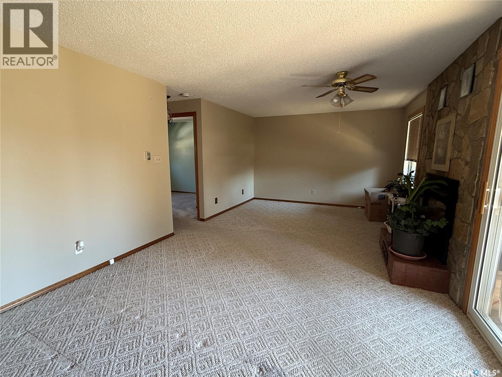72 11Th Street, Weyburn, SK - Indoor Photo Showing Other Room