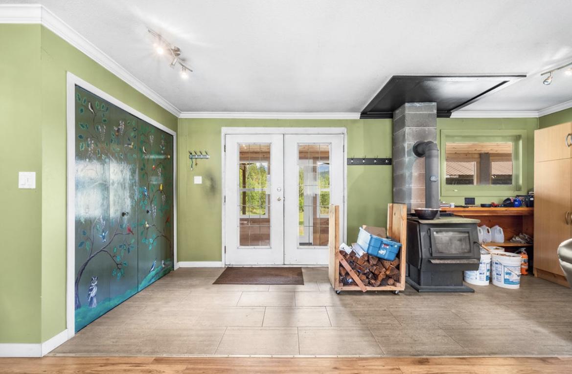 600 Robinson Road, Edgewood, BC - Indoor Photo Showing Other Room