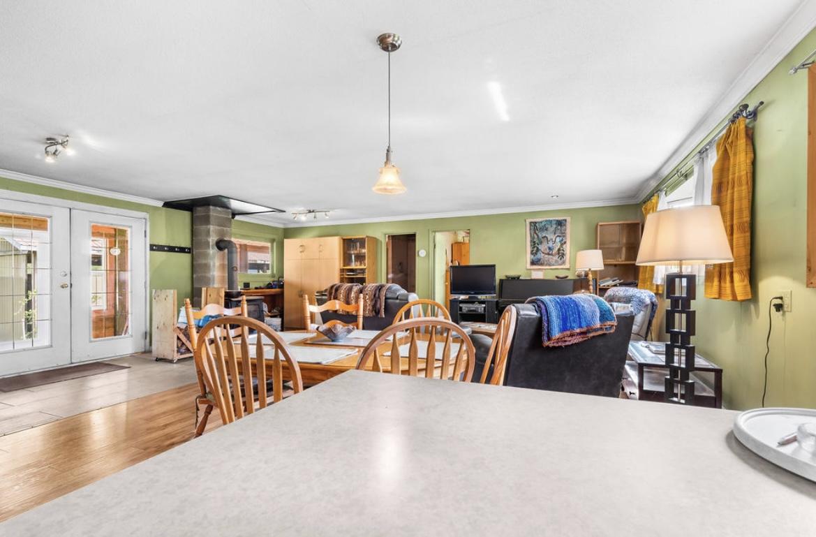 600 Robinson Road, Edgewood, BC - Indoor Photo Showing Other Room