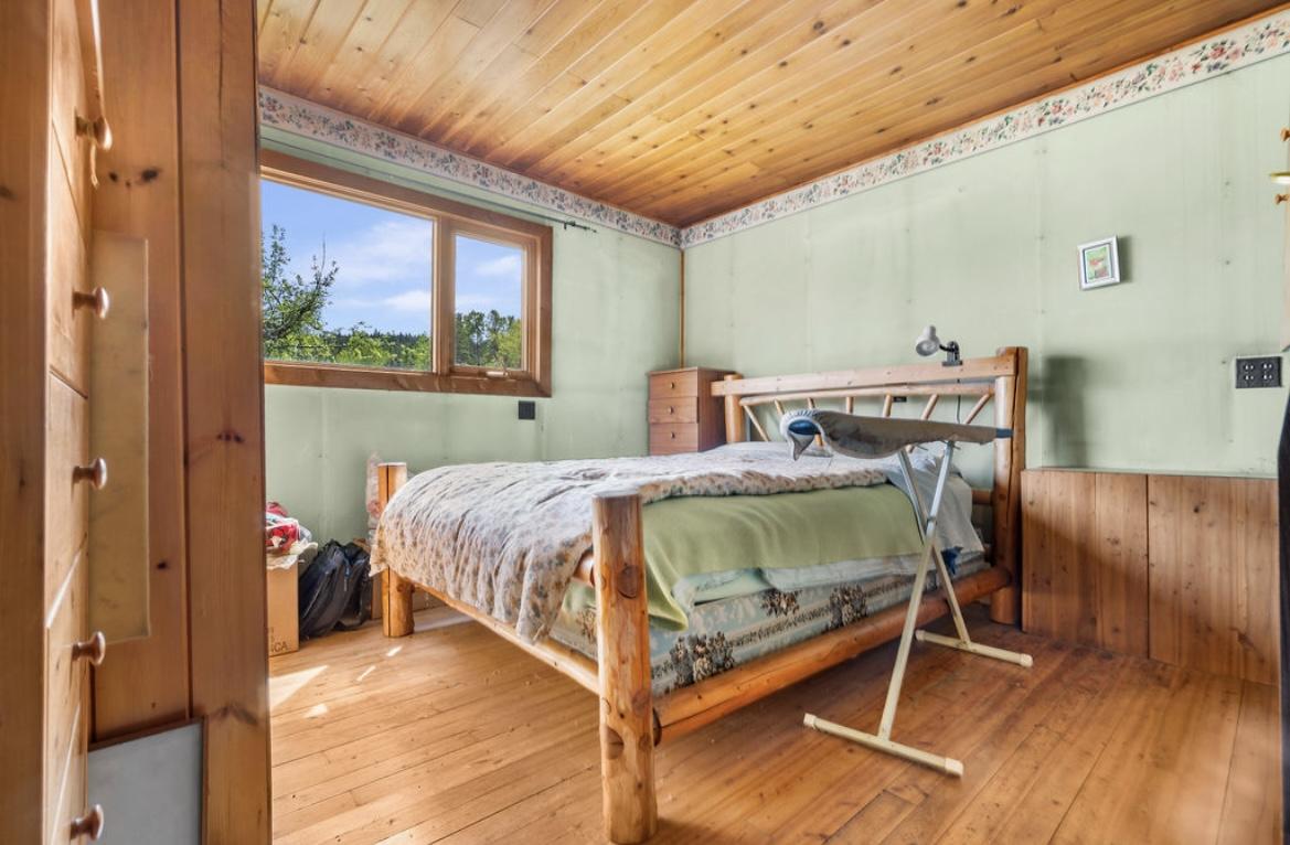 600 Robinson Road, Edgewood, BC - Indoor Photo Showing Bedroom