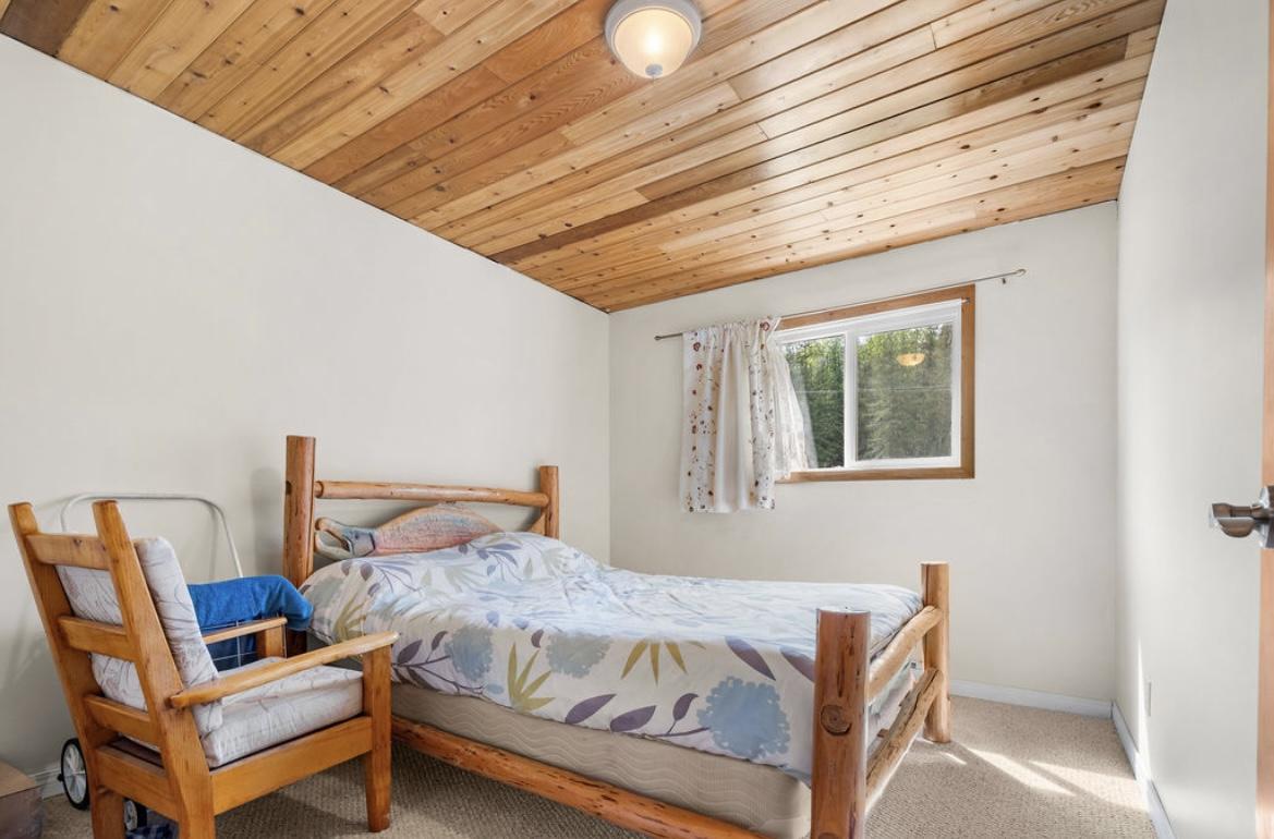 600 Robinson Road, Edgewood, BC - Indoor Photo Showing Bedroom