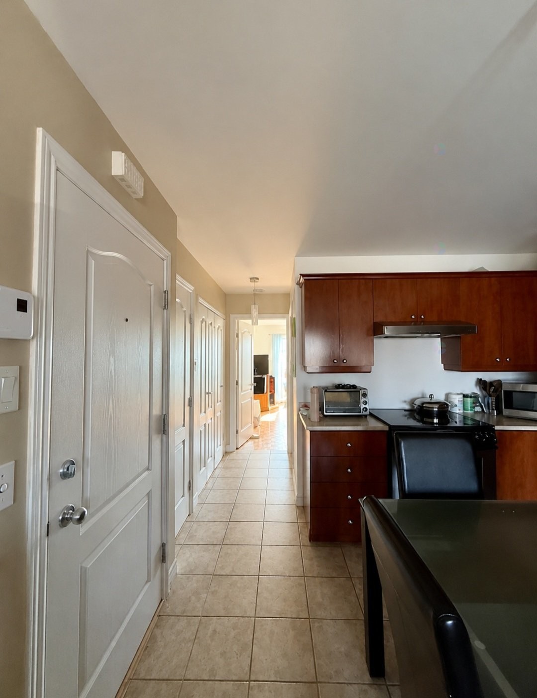 Mud Room - 9604 Rue De St-Firmin, Montréal (Ahuntsic-Cartierville), QC - Indoor Photo Showing Kitchen
