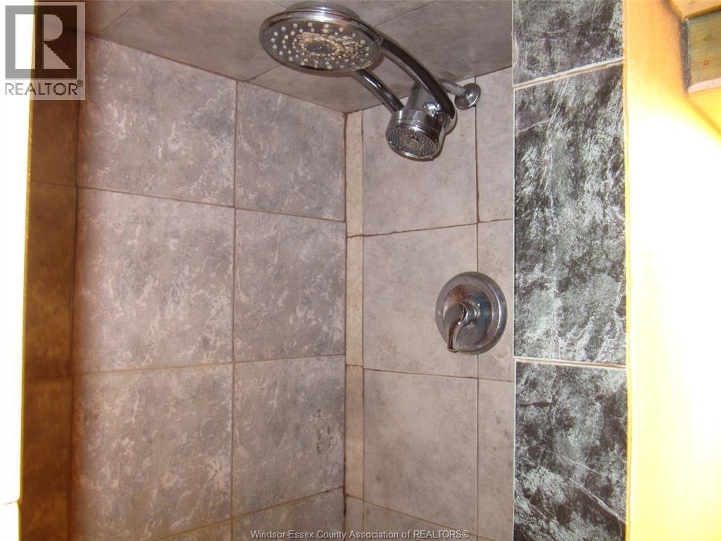 1063 Bruce, Windsor, ON - Indoor Photo Showing Bathroom