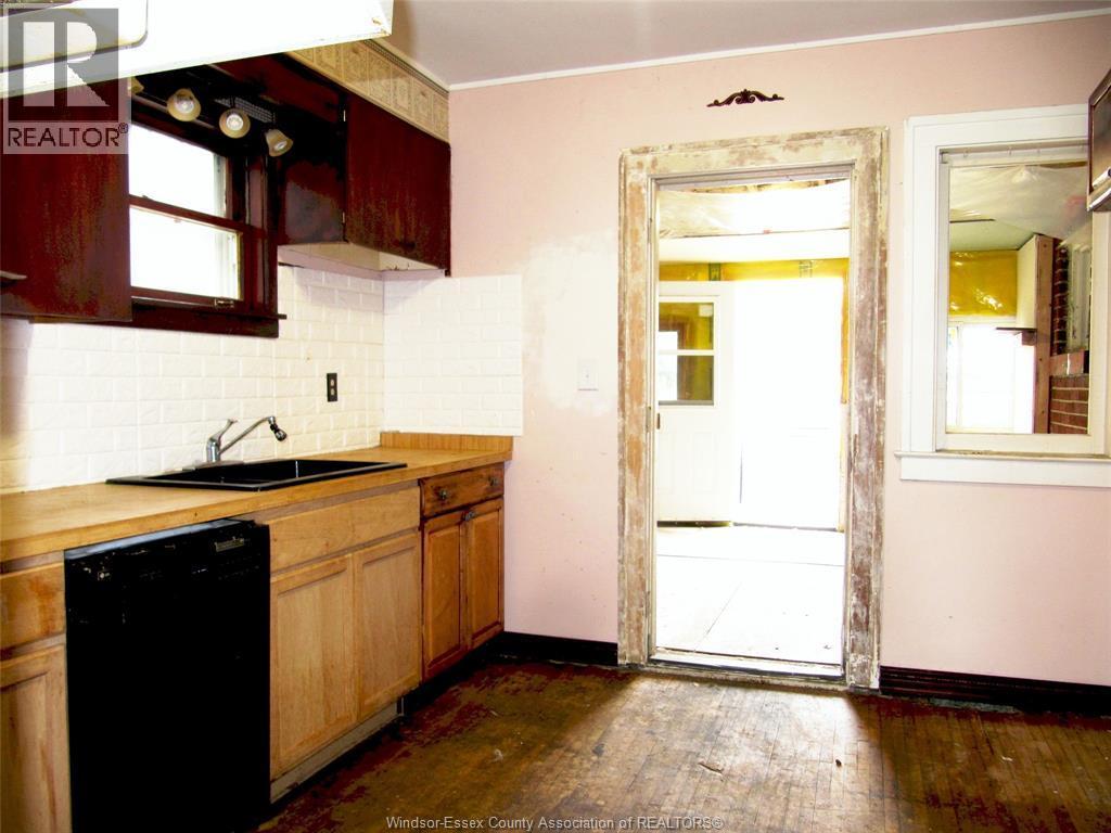 1063 Bruce, Windsor, ON - Indoor Photo Showing Kitchen