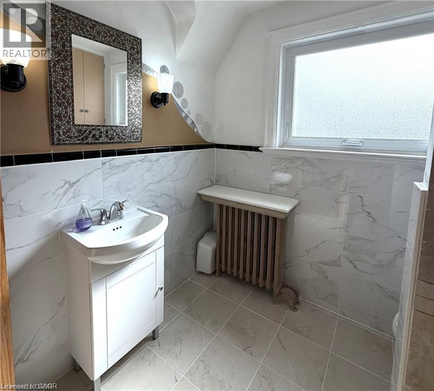 218 Weber Street E, Kitchener, ON - Indoor Photo Showing Bathroom