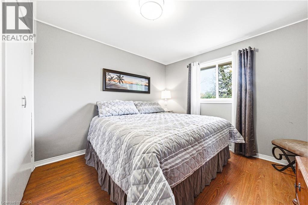 2231 Sandringham Drive, Burlington, ON - Indoor Photo Showing Bedroom