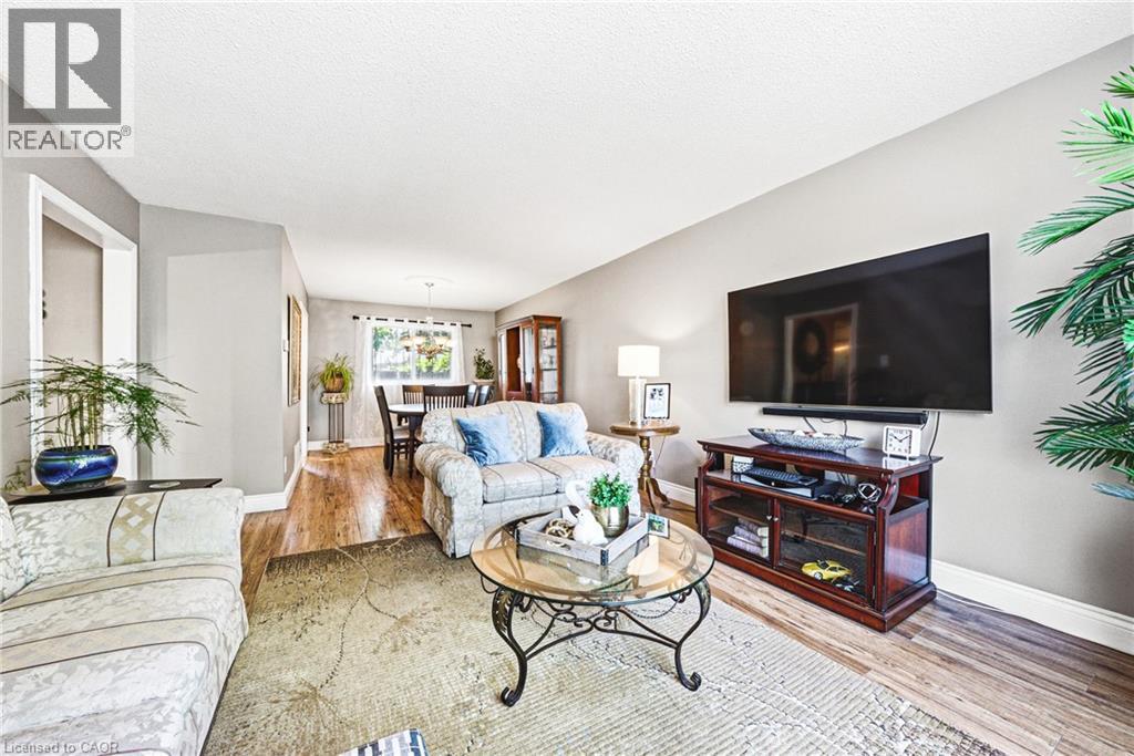 2231 Sandringham Drive, Burlington, ON - Indoor Photo Showing Living Room