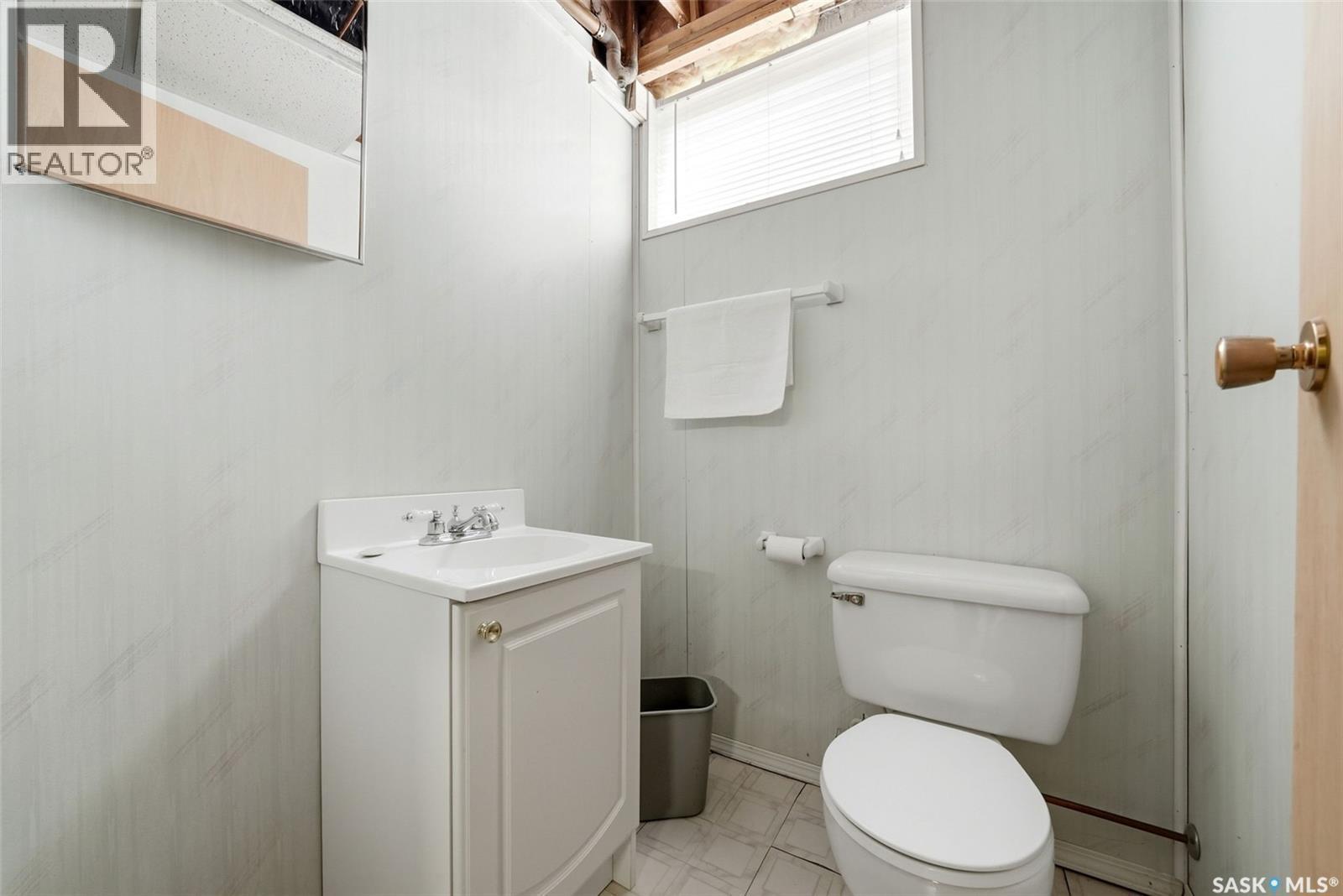 229 20Th Avenue E, Regina, SK - Indoor Photo Showing Bathroom