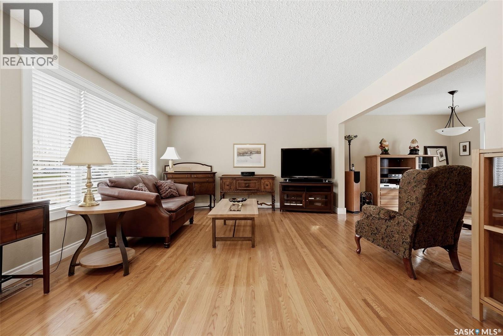 229 20Th Avenue E, Regina, SK - Indoor Photo Showing Living Room