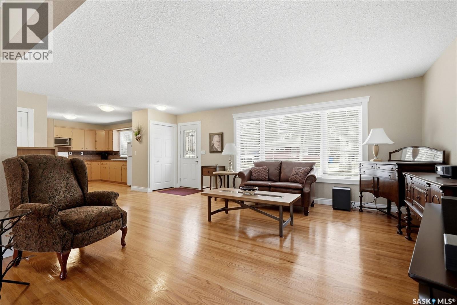 229 20Th Avenue E, Regina, SK - Indoor Photo Showing Living Room