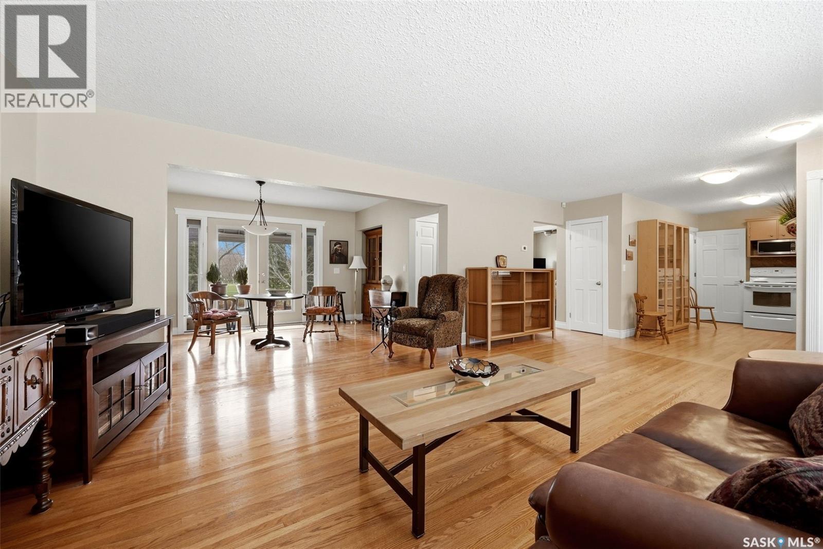 229 20Th Avenue E, Regina, SK - Indoor Photo Showing Living Room