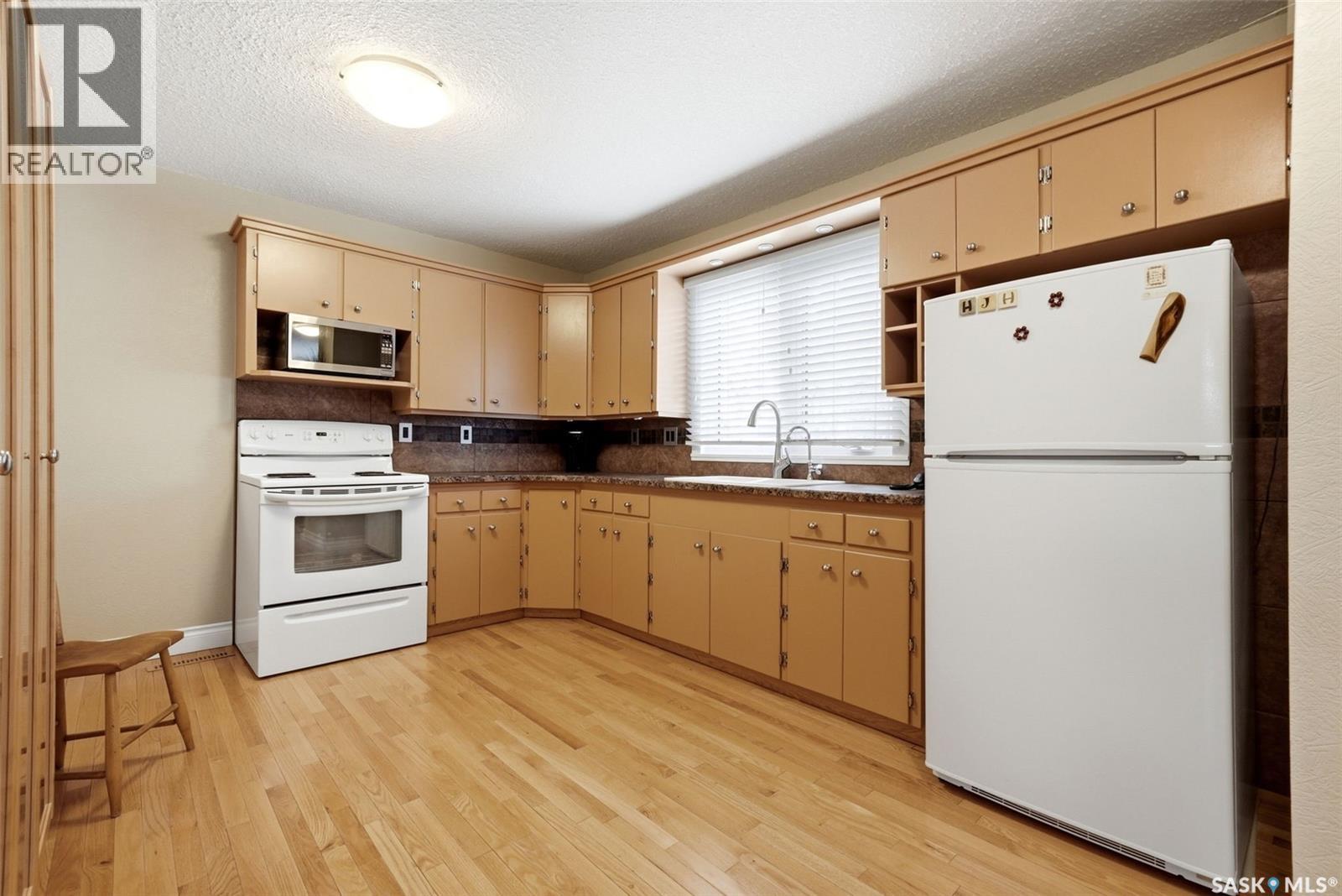 229 20Th Avenue E, Regina, SK - Indoor Photo Showing Kitchen