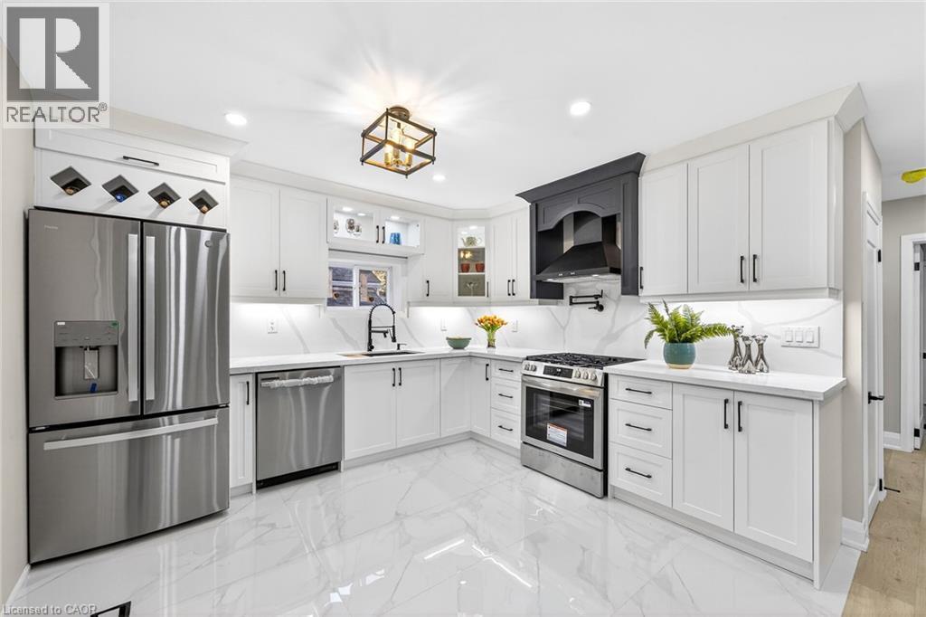 262 Broadway Avenue, Hamilton, ON - Indoor Photo Showing Kitchen With Upgraded Kitchen