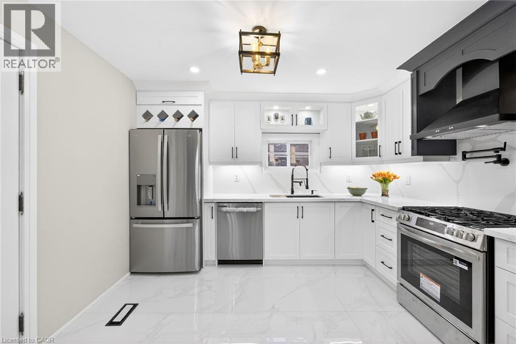 262 Broadway Avenue, Hamilton, ON - Indoor Photo Showing Kitchen With Upgraded Kitchen