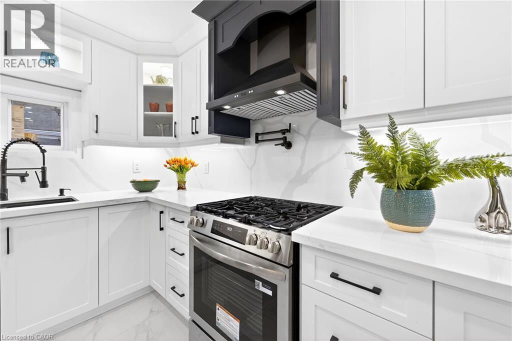 262 Broadway Avenue, Hamilton, ON - Indoor Photo Showing Kitchen With Upgraded Kitchen