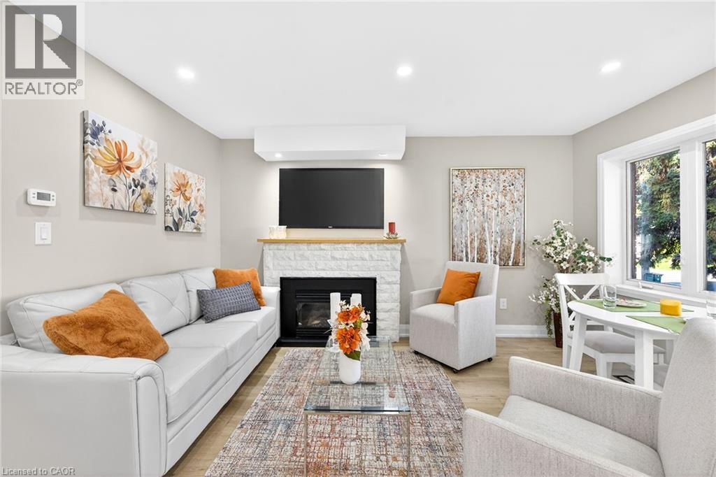262 Broadway Avenue, Hamilton, ON - Indoor Photo Showing Living Room With Fireplace