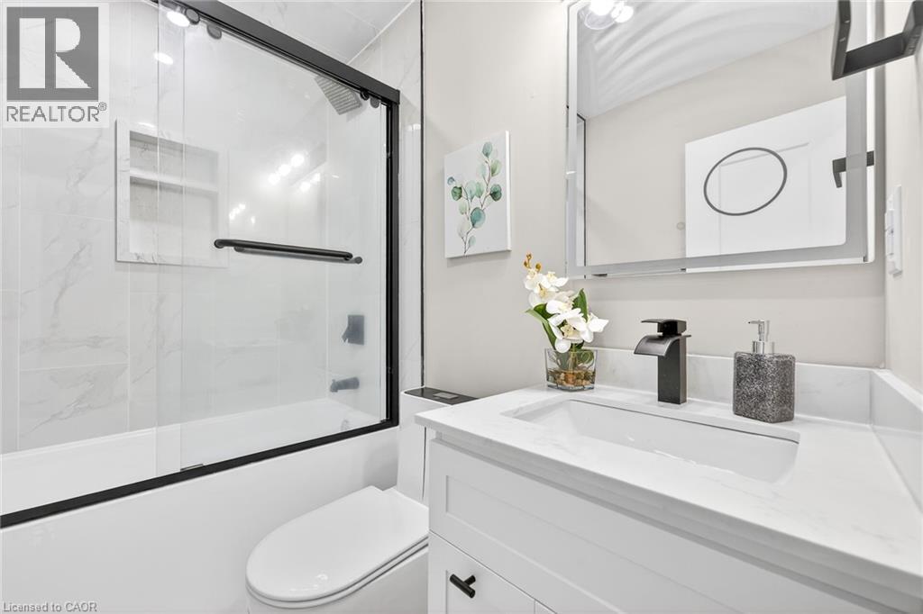 262 Broadway Avenue, Hamilton, ON - Indoor Photo Showing Bathroom