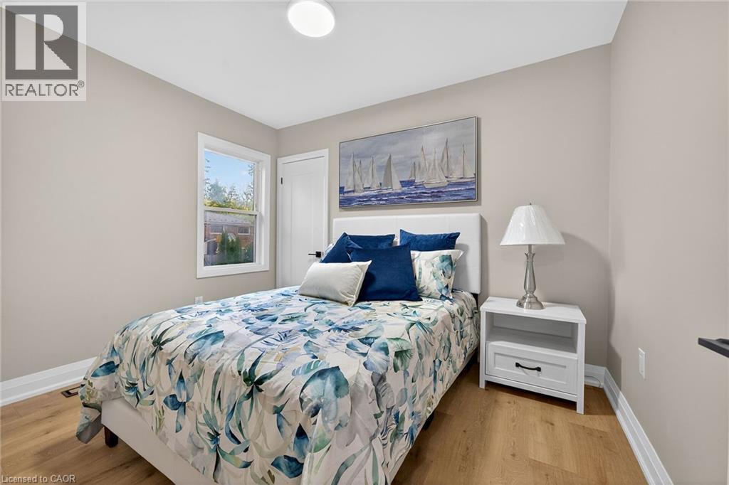 262 Broadway Avenue, Hamilton, ON - Indoor Photo Showing Bedroom