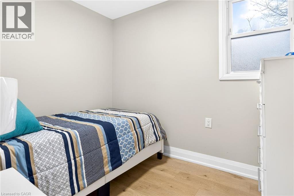 262 Broadway Avenue, Hamilton, ON - Indoor Photo Showing Bedroom