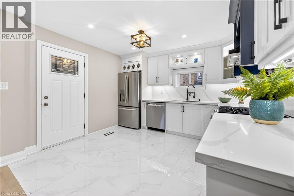 262 Broadway Avenue, Hamilton, ON - Indoor Photo Showing Kitchen