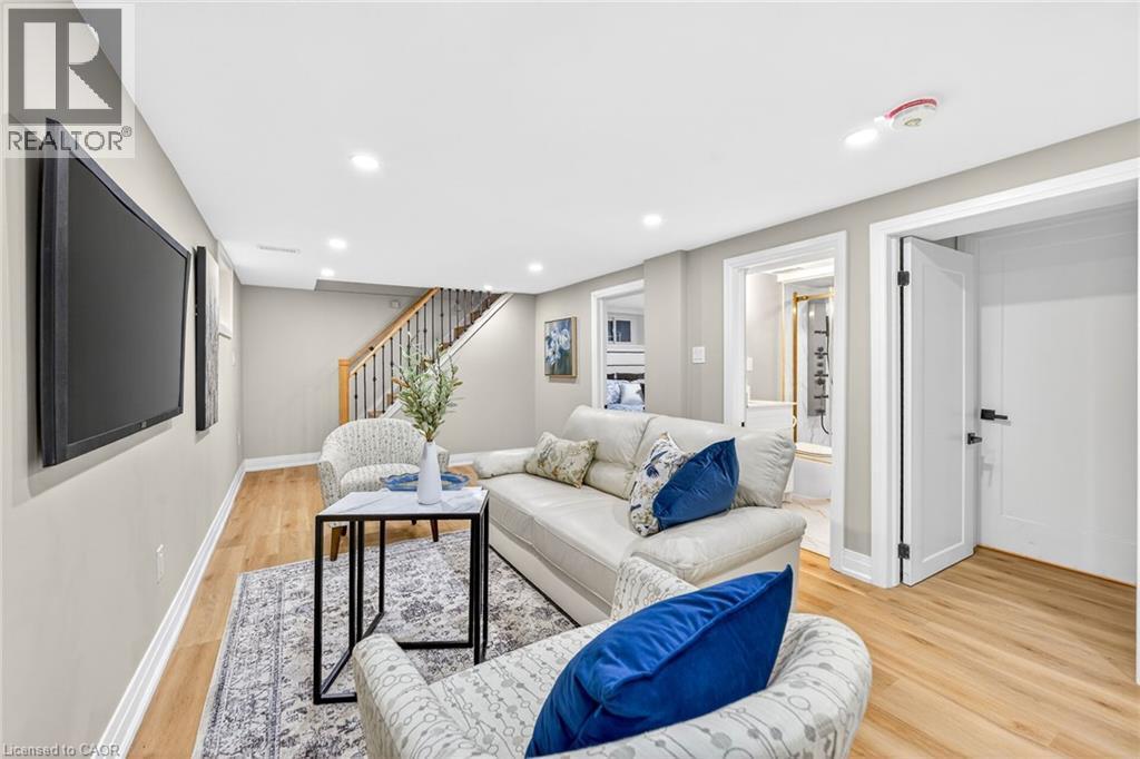 262 Broadway Avenue, Hamilton, ON - Indoor Photo Showing Living Room