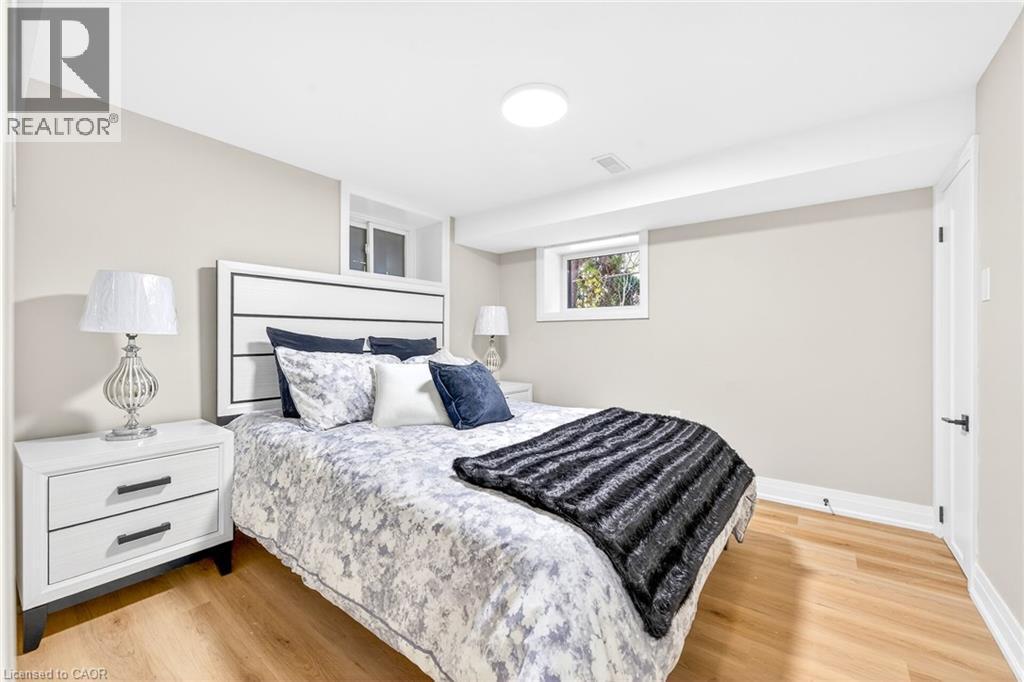 262 Broadway Avenue, Hamilton, ON - Indoor Photo Showing Bedroom
