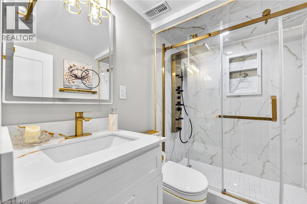 262 Broadway Avenue, Hamilton, ON - Indoor Photo Showing Bathroom