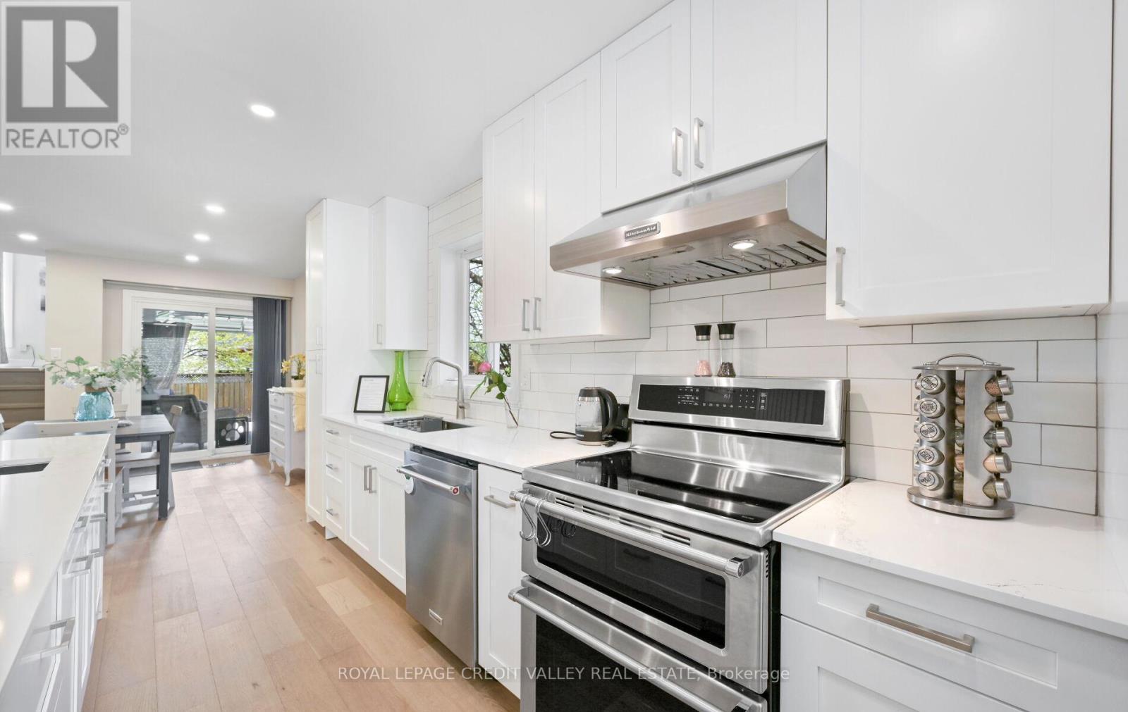 24 Pluto Drive, Brampton, ON - Indoor Photo Showing Kitchen With Upgraded Kitchen