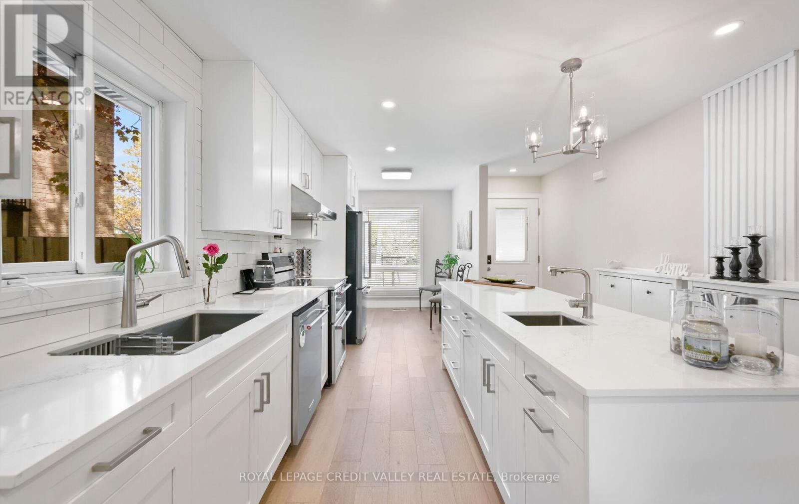 24 Pluto Drive, Brampton, ON - Indoor Photo Showing Kitchen With Double Sink With Upgraded Kitchen
