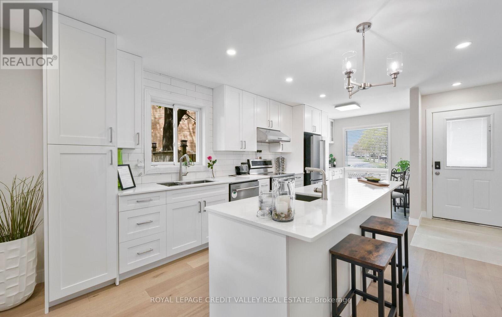 24 Pluto Drive, Brampton, ON - Indoor Photo Showing Kitchen With Upgraded Kitchen