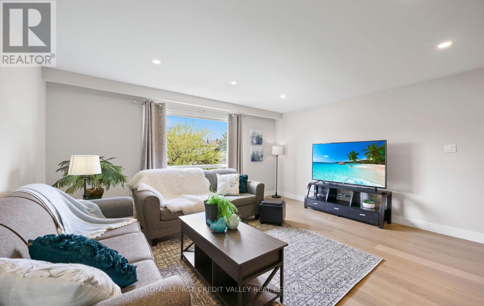 24 Pluto Drive, Brampton, ON - Indoor Photo Showing Living Room