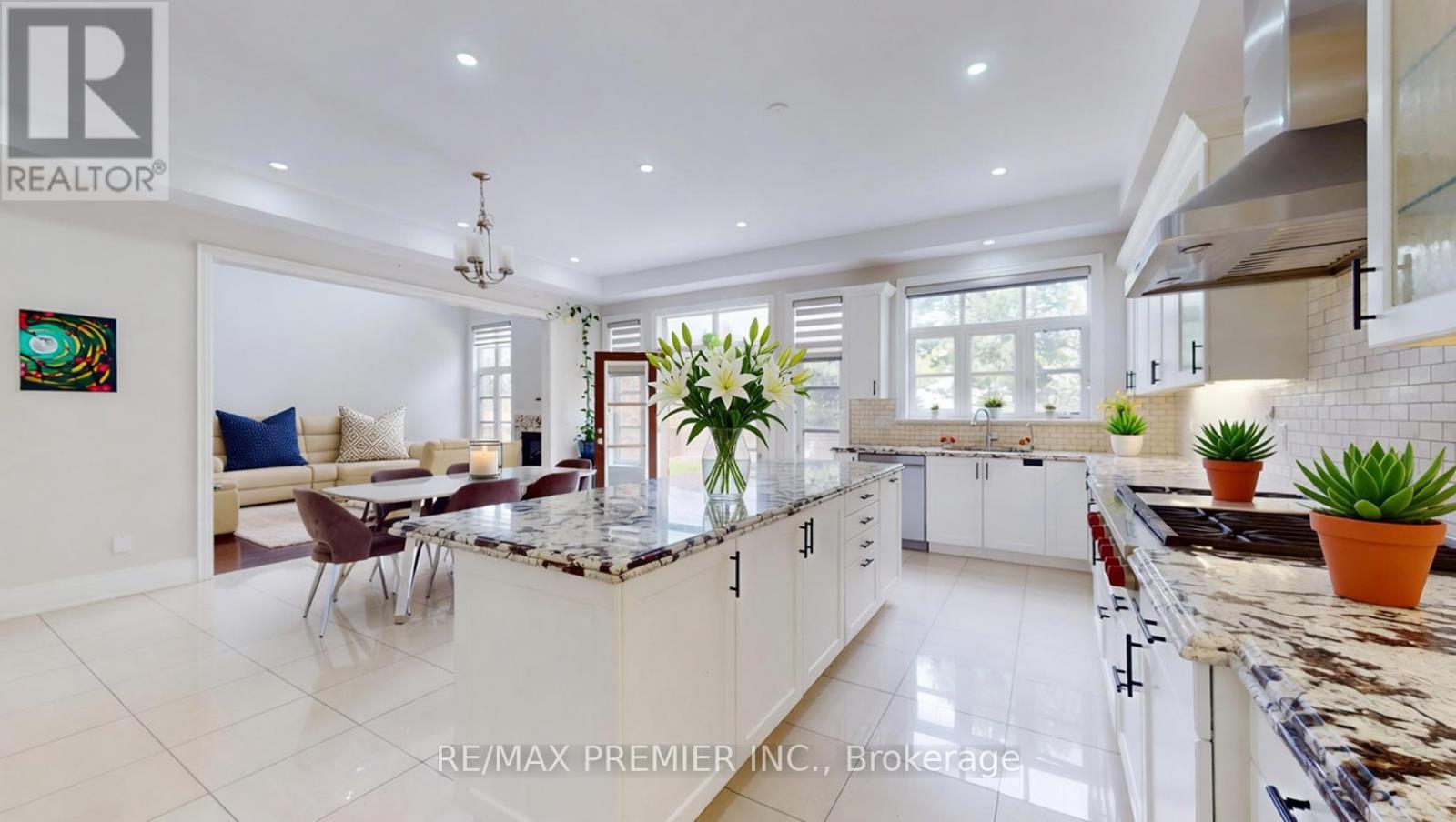 95 Sarracini Crescent, Vaughan, ON - Indoor Photo Showing Kitchen With Upgraded Kitchen