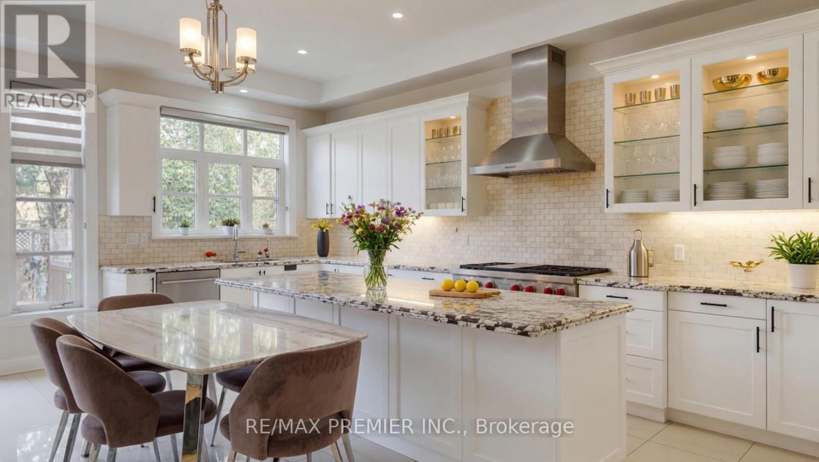 95 Sarracini Crescent, Vaughan, ON - Indoor Photo Showing Kitchen With Upgraded Kitchen