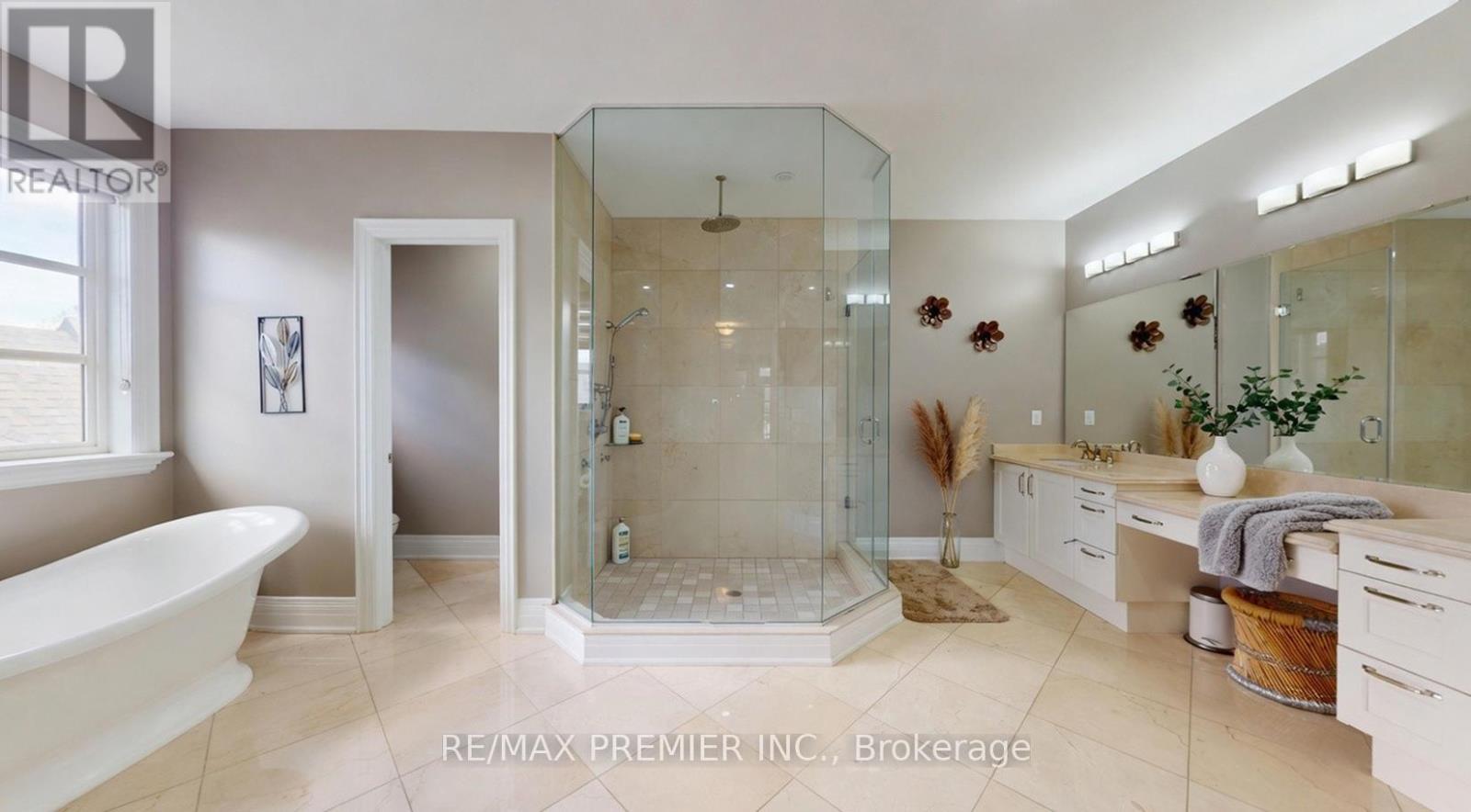 95 Sarracini Crescent, Vaughan, ON - Indoor Photo Showing Bathroom