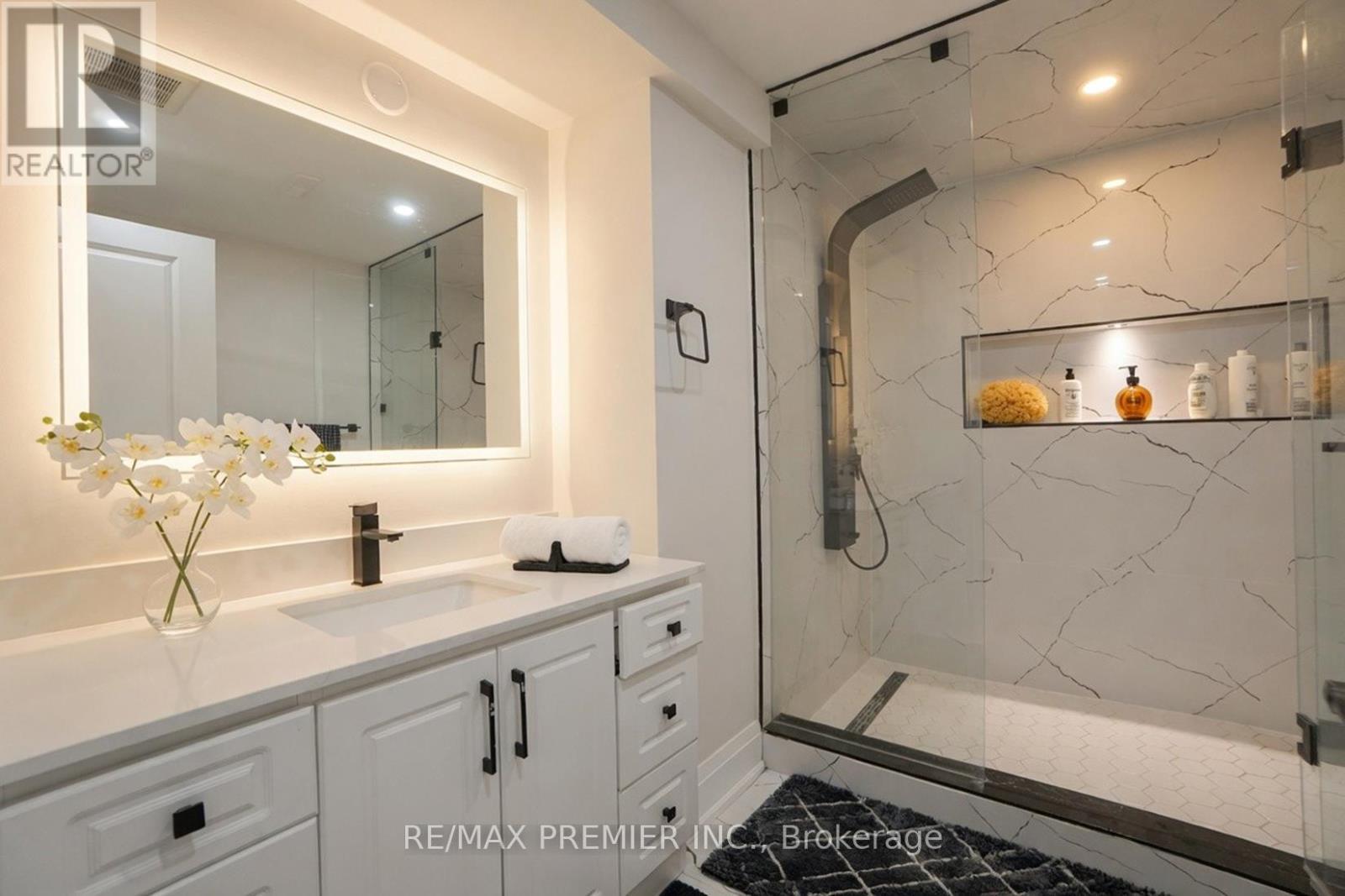 95 Sarracini Crescent, Vaughan, ON - Indoor Photo Showing Bathroom