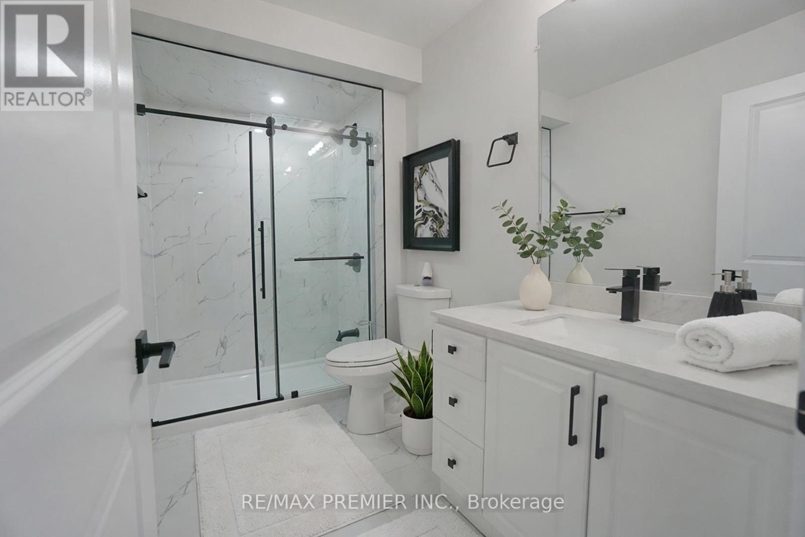 95 Sarracini Crescent, Vaughan, ON - Indoor Photo Showing Bathroom