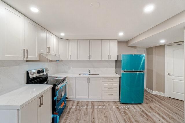 7102 Salme Drive, Mississauga, ON - Indoor Photo Showing Kitchen