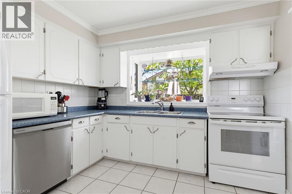 118 Napoli Drive, Hamilton, ON - Indoor Photo Showing Kitchen With Double Sink