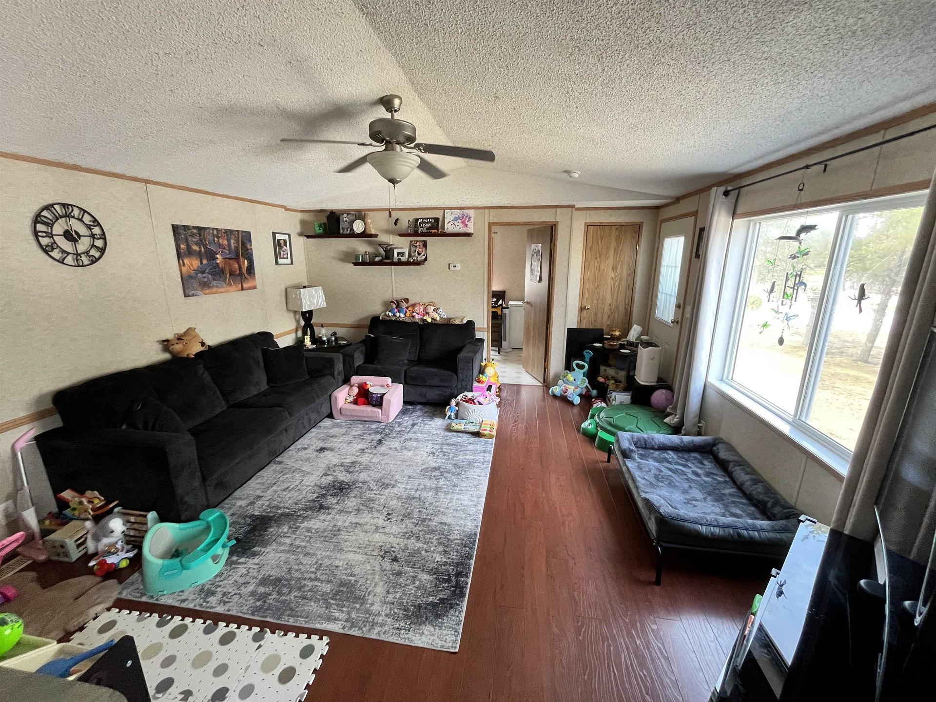 7 Short Forest Drive, Ear Falls, ON - Indoor Photo Showing Living Room