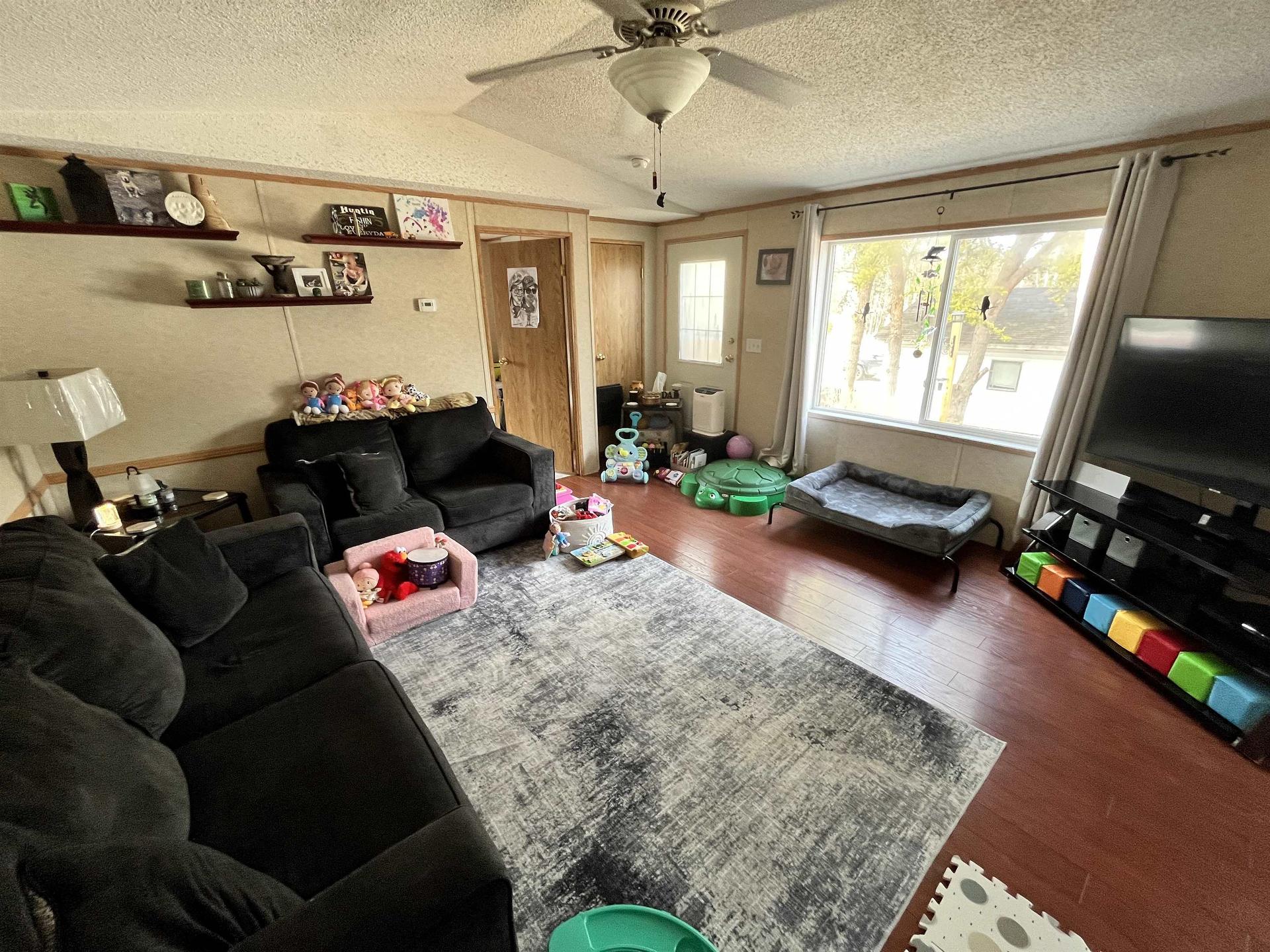 7 Short Forest Drive, Ear Falls, ON - Indoor Photo Showing Living Room