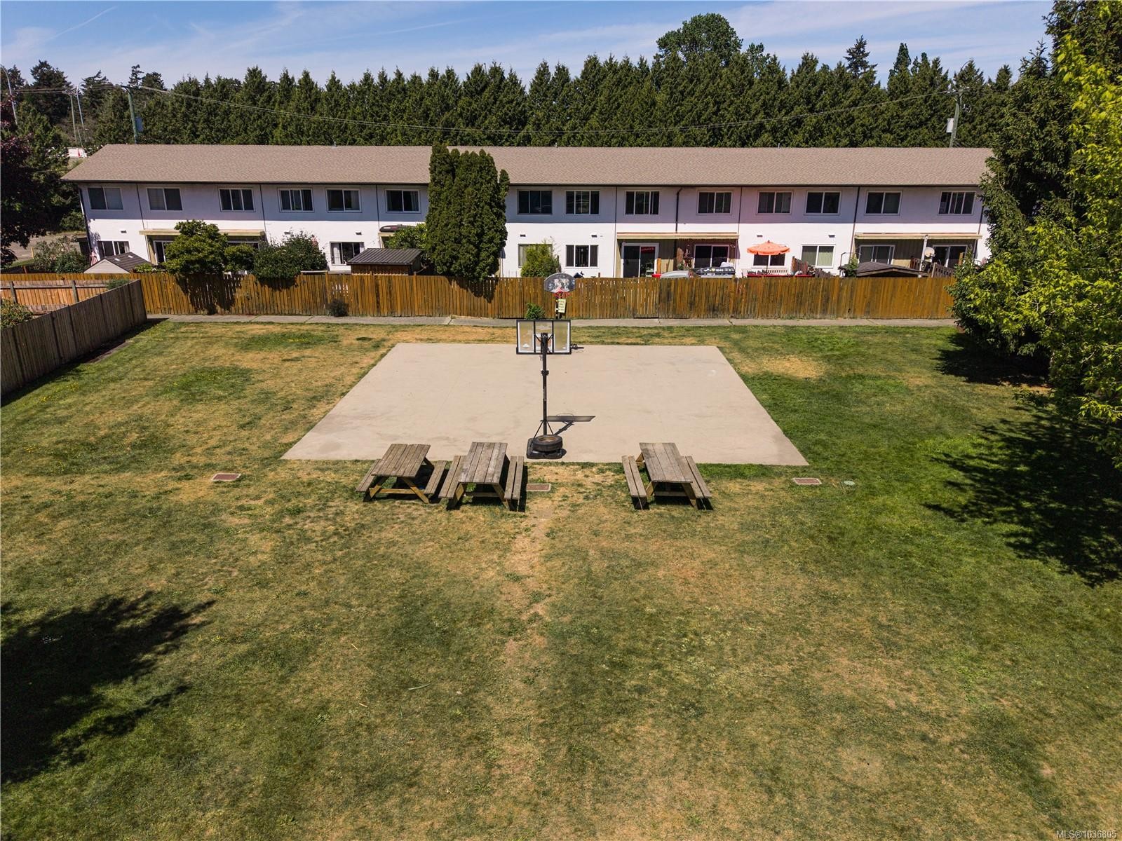 352 Burnside Rd West, Saanich, BC - Outdoor