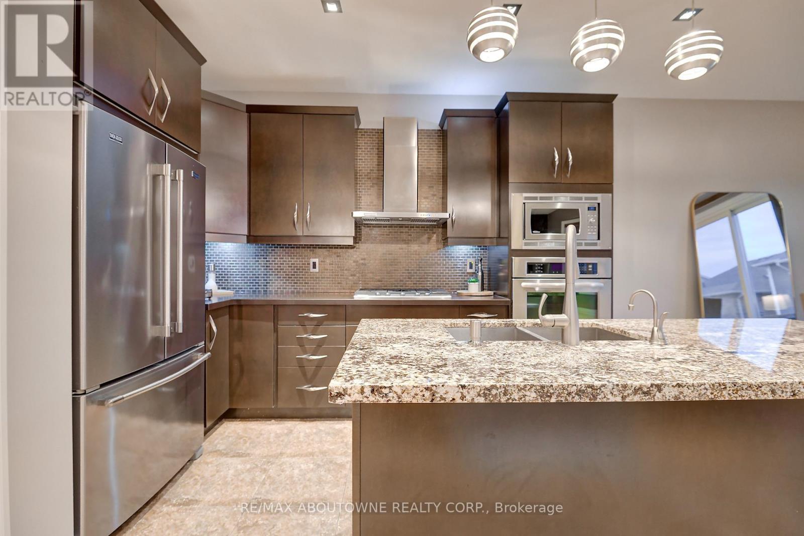 310 Leitch Landing, Milton, ON - Indoor Photo Showing Kitchen With Upgraded Kitchen