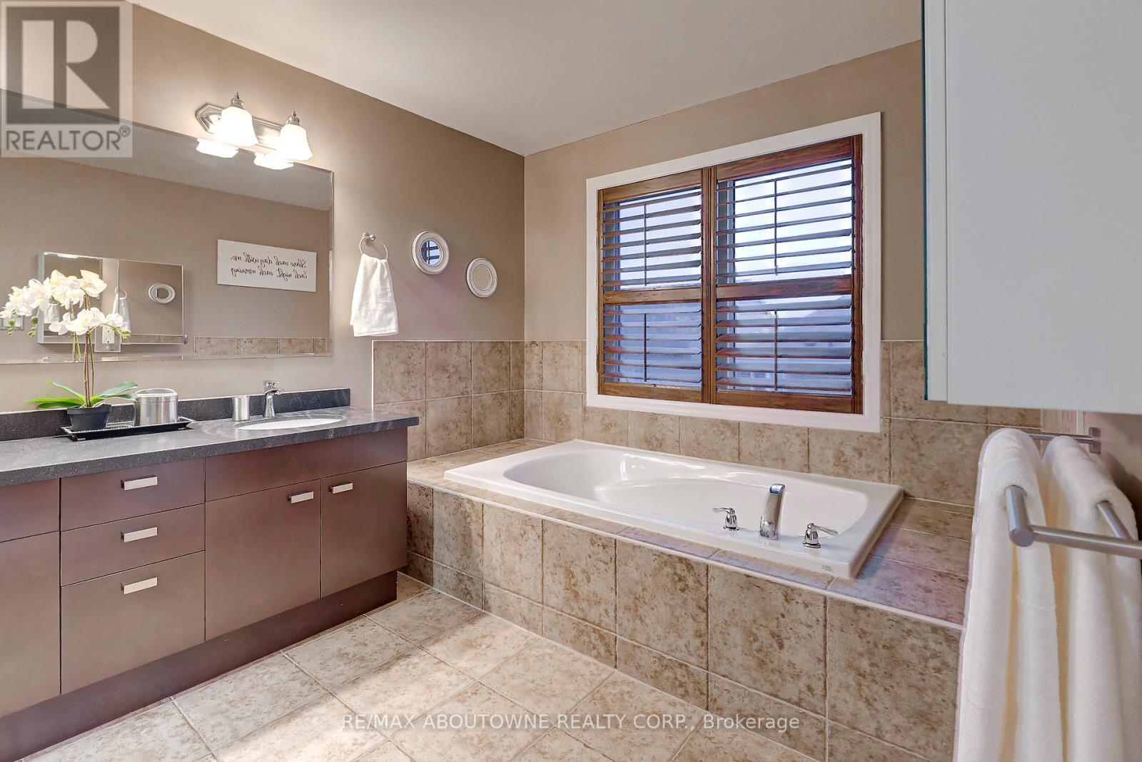310 Leitch Landing, Milton, ON - Indoor Photo Showing Bathroom