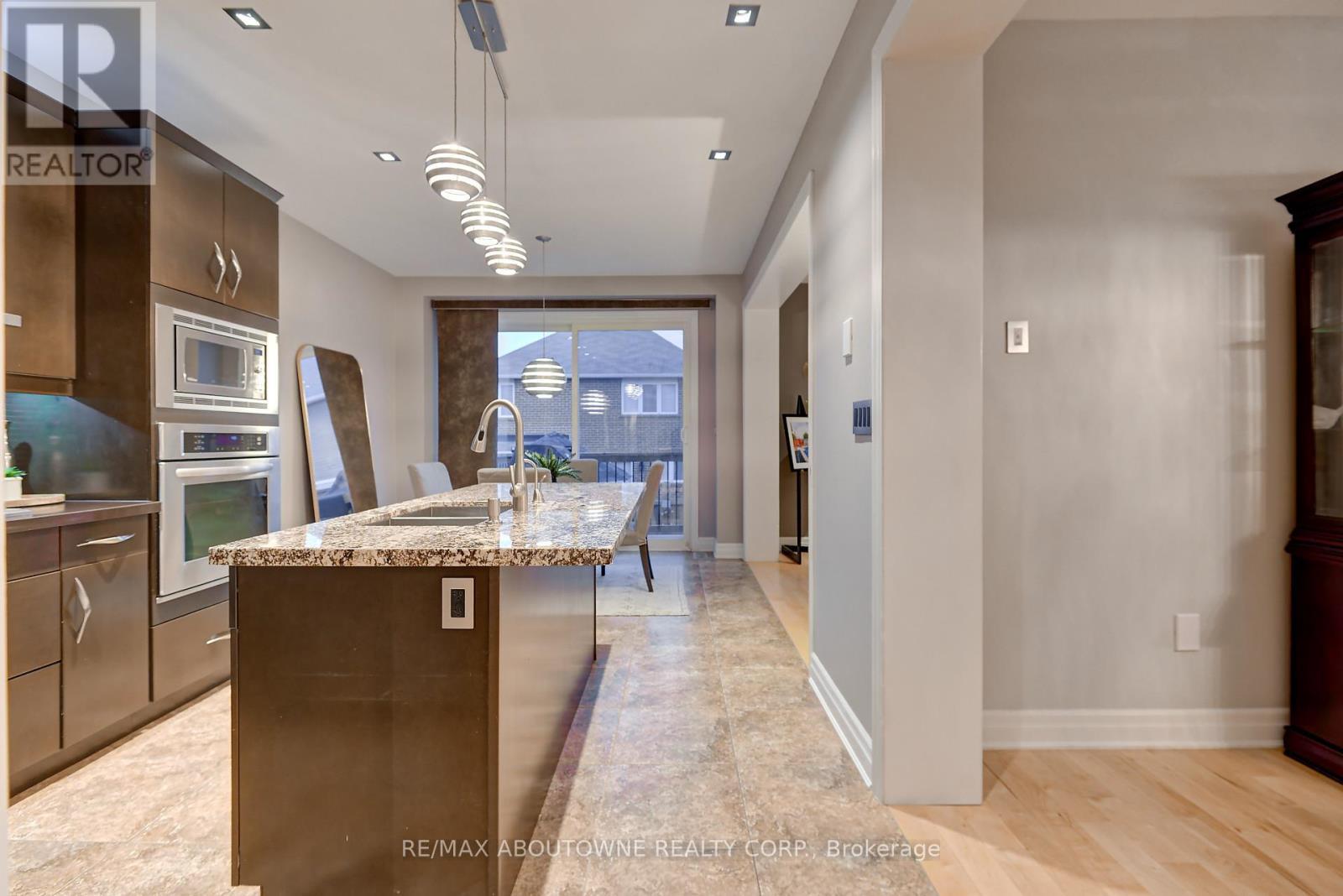310 Leitch Landing, Milton, ON - Indoor Photo Showing Kitchen With Upgraded Kitchen