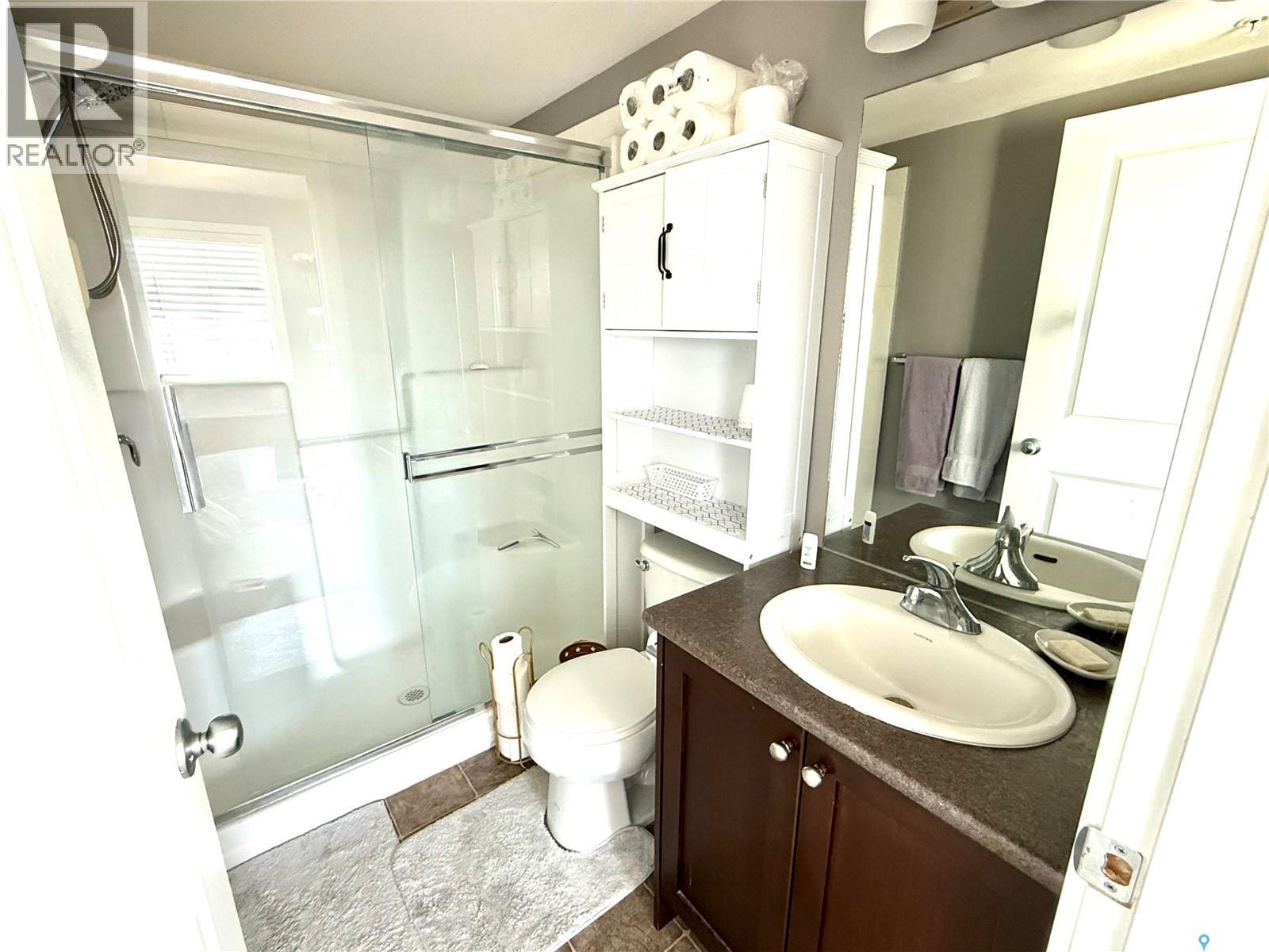 302 820 5Th Street Ne, Weyburn, SK - Indoor Photo Showing Bathroom