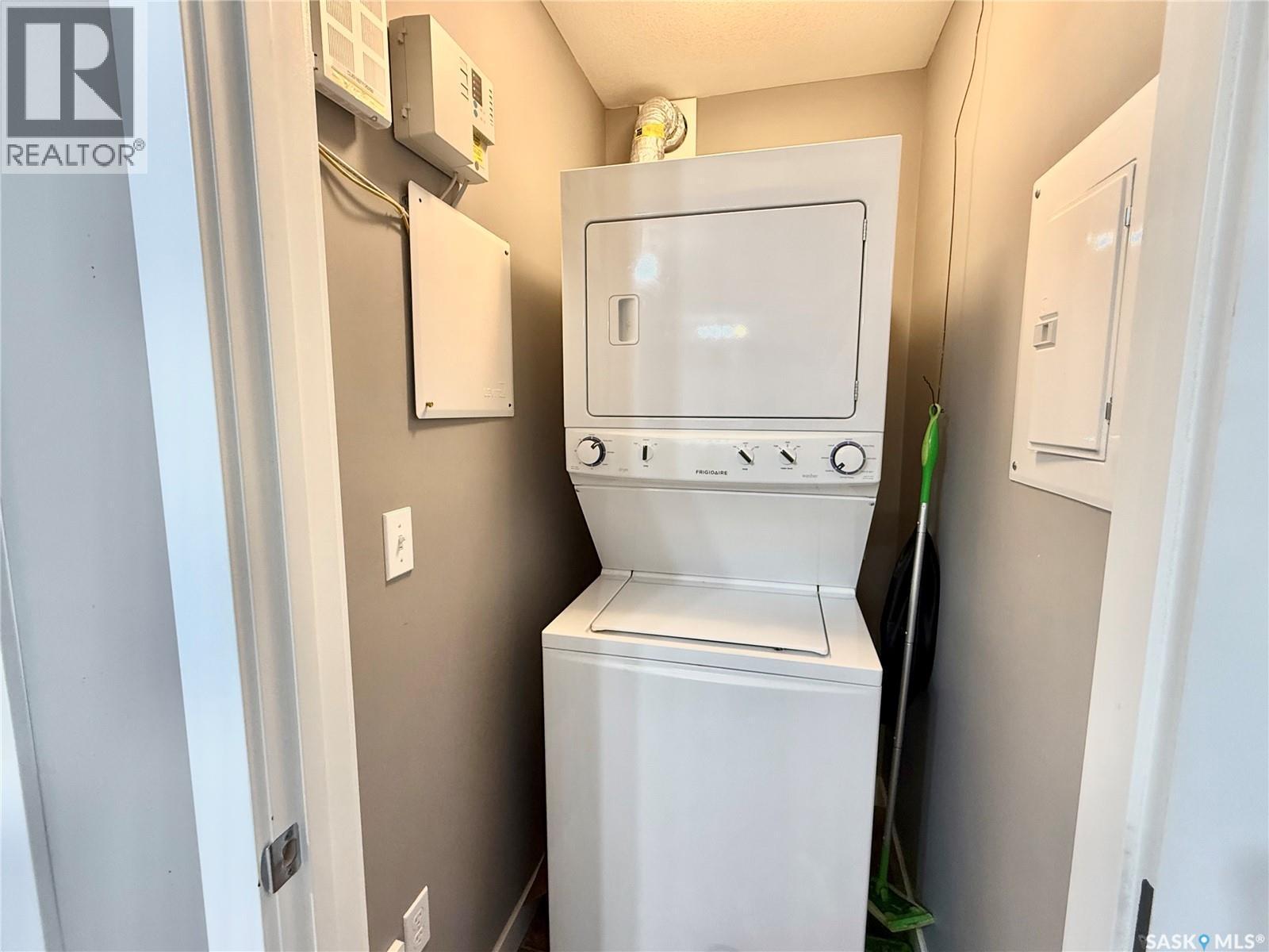 302 820 5Th Street Ne, Weyburn, SK - Indoor Photo Showing Laundry Room