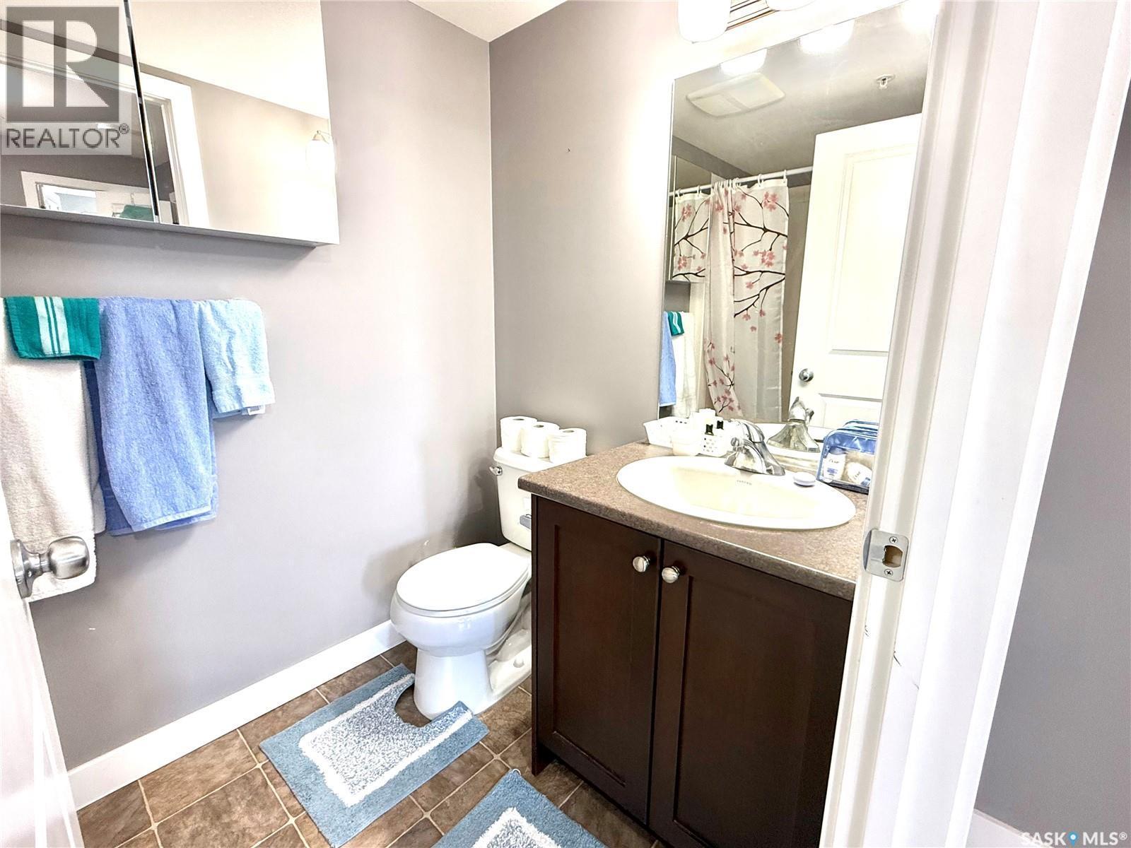 302 820 5Th Street Ne, Weyburn, SK - Indoor Photo Showing Bathroom
